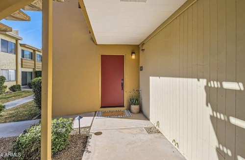 South Scottsdale Condo | Minutes to Old Town Scottsdale! Walk to Fashion Mall and Scottsdale shops.