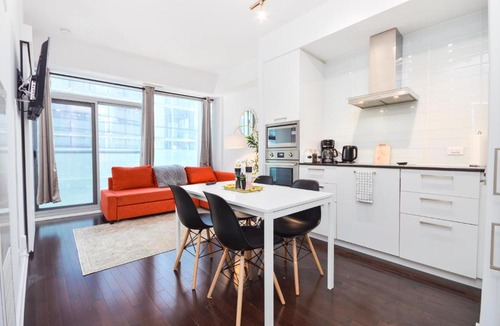 Toronto Entertainment District Apartment | Minutes walk to Scotiabank arena,TIFF, MTCC,CN Tower Condo Downtown Toronto