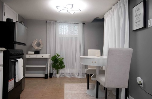 Queens Apartment | Modern 1 BR suite w/private entrance , Quiet, comfortable, Long stays welcome