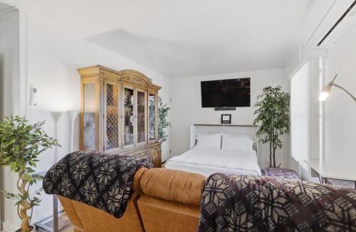 Townsite House | Modern 1BR Retreat with BBQ & Fire Pit - Near Downtown
