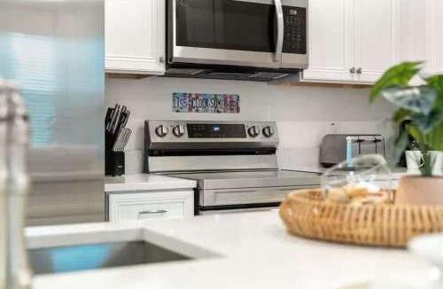 West Kissimmee Apartment | Modern 2 bd Disney World parking
