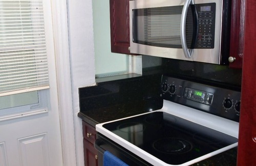 North Miami Beach Apartment | Modern 2-bedroom apartment in North Miami Beach with AC