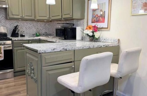 Deer Park House | Modern 2BR Retreat w/Full Kitchen & Living