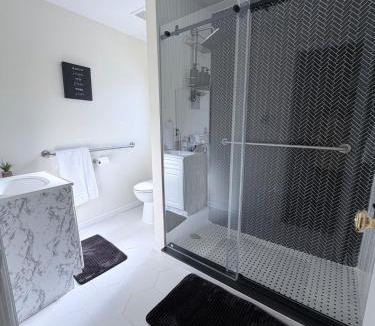 Deer Park Apartment | Modern 2BR Retreat with Full-Kitchen and Living