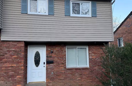 South Hills House | Modern 3BR Townhouse Close To Downtown Pittsburgh