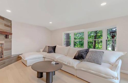 Park Forest Village House | Modern 3BR With Big Kitchen & TV Rm