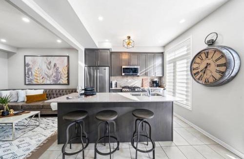Hurontario House | Modern 4 Level home-Game room/Parking/Near Airport