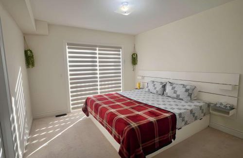 Ajax House | Modern 4Bedroom Retreat I 2Car Parking I Steps from the Ajax Waterfront