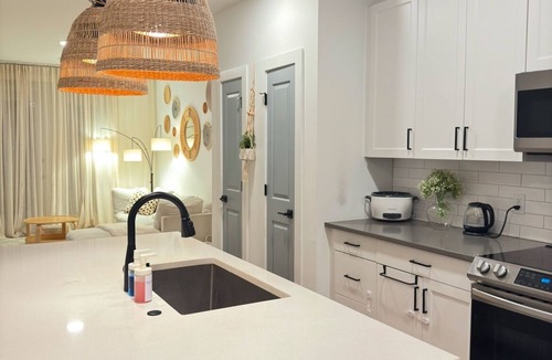 Lake Hart Apartment | Modern and Stylish 1-bedroom + Den in beautiful Orlando