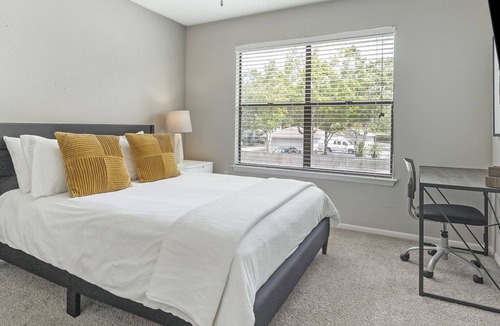Greater Northdale Apartment | Modern Apartment in Prime Location (ID1241)