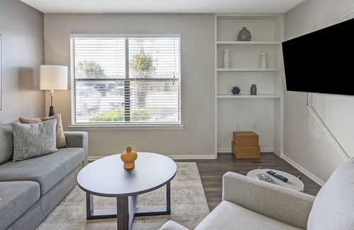 Greater Northdale Apartment | Modern Apartment in Prime Location (ID7958X11)