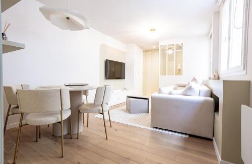 Paris City Center Apartment | Modern apartment Louvre
