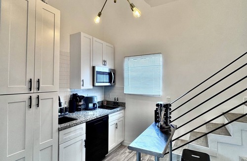 Kenner - Louis Armstrong International Airport Apartment | Modern Apartment - Near Lake Pontchartrain