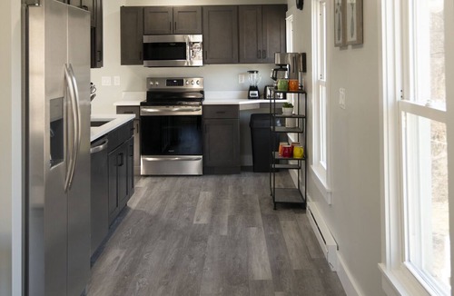 Burdett Apartment | Modern Apartment Overlooking Waterfalls