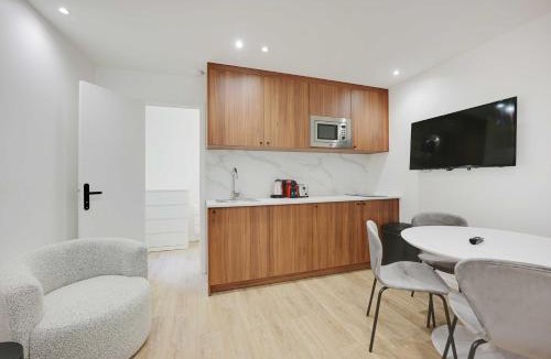 Aubervilliers Apartment | Modern apartment with terrace