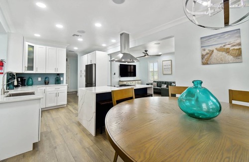 Captiva House | Modern Captiva Retreat I Pool/Spa I Prime Location