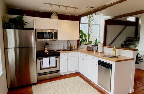 Flemington Cottage | Modern carriage house, renovated w beautiful views