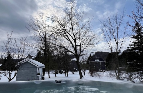 The Blue Mountains House | Modern chalet at the base of Blue Mountain and steps from the Village