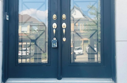 East Gwillimbury House | Modern, Clean place, Free Parking, Quiet Area, New! Super Clean Stay, Near Parks