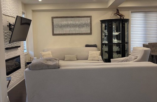 East Gwillimbury House | Modern, Clean place, Free Parking, Quiet Area, New! Super Clean Stay, Near Parks