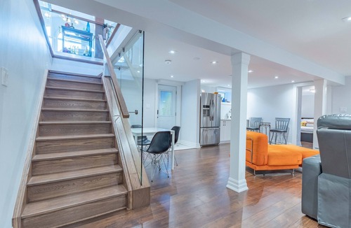 Burlington House | ★ Modern Comfort, 4BR Detached House, Central Burlington, 4-Car Parking