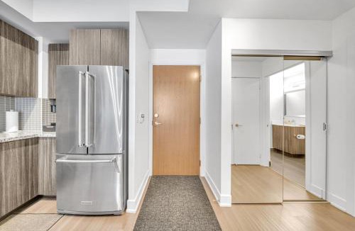 Humber Bay Shores Apartment | Modern Condo with Balcony, Gym and Free Parking