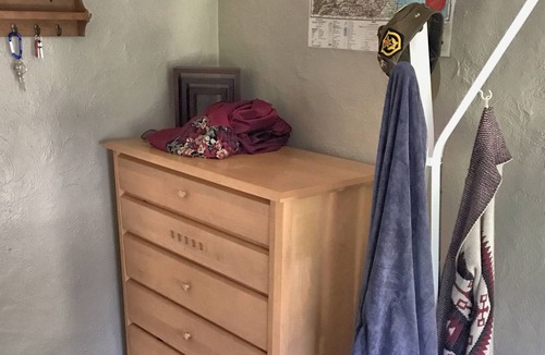 Eastside House | Modern & Cozy ~ Close to Hospital and University, Workspace, TV!