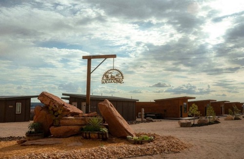 Colorado City Cabin | Modern Desert Cabin with Hot Tub & Sauna Access