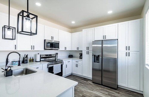 Greenehaven House | Modern Family Home - Close to Lake Powell -Hot Tub-2 King Suites -EV Charger