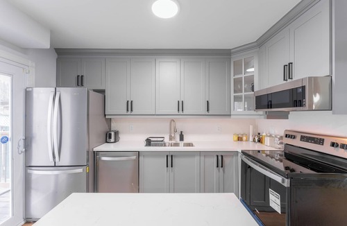 Brampton House | Modern Family Home in Brampton ~ Unwind in Comfort