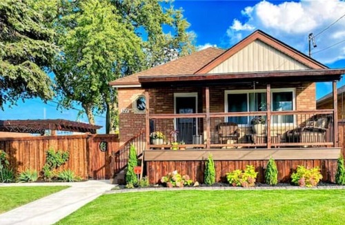 Hamilton House | Modern Full House with a relaxing Hot Tub