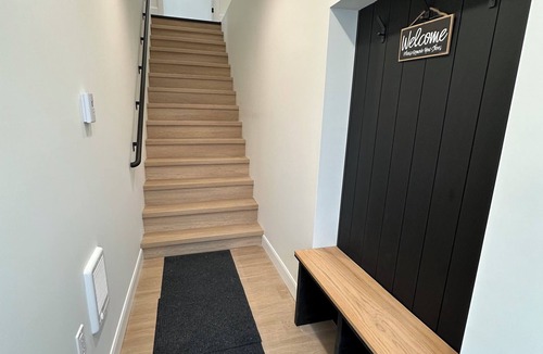 Brampton Apartment | Modern Garden Suite with Pool, Sauna and Fitness Area