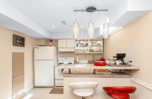 East Credit Apartment | Modern Guest Suite Comfort for 5 Free Parking