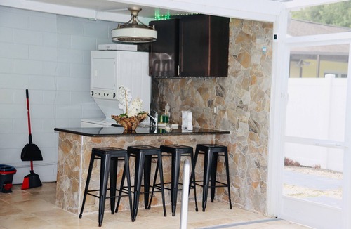 Lake Magdalene House | Modern Heater pool house tampa. Close to the park and zoo