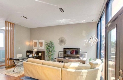 East York House | Modern, high-end home, LOTs of natural lighting - 10 Min to Downtown!
