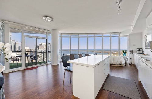Bathurst Quay Apartment | Modern High-Rise Condo, Lake & City Views, Downtown Toronto