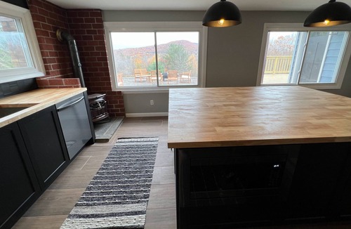 Jewett House | Modern Home: Hot Tub, Mountain Views & EV Charger