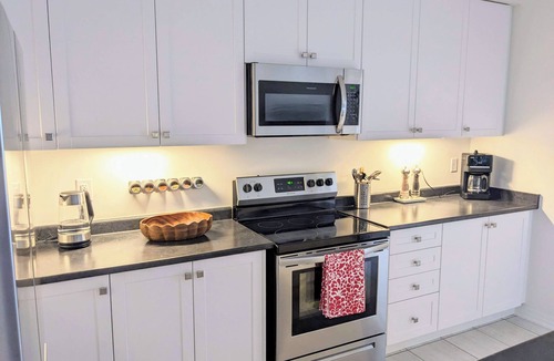 Newmarket House | Modern home in prime Newmarket location close to mall, transit and trails