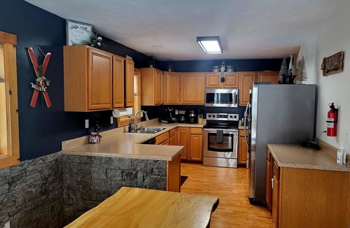 Somerset House | Modern Home in the Mountains- within walking distance to ski slopes!