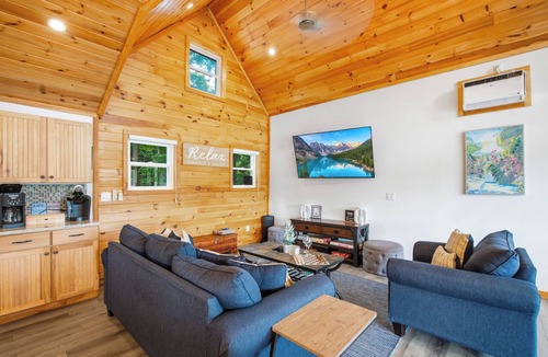Hamilton House | Modern Lake Retreat, Sleeps 8, 5 min to Colgate