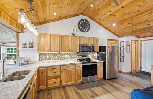 Hamilton House | Modern Lake Retreat, Sleeps 8, 5 min to Colgate
