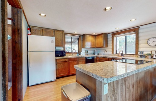 Munds Park House | Modern lakefront cabin with bbq, gas fireplace, amazing views