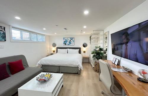 Bathurst Manor House | Modern Lux Family Rooms - KingBed - Near Sheppard W Station Toronto