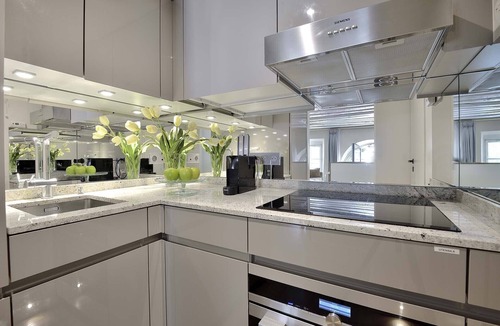 Paris City Center Apartment | Modern & Luxurious Split-Level on Ile de la Cite, Perfect for 4!