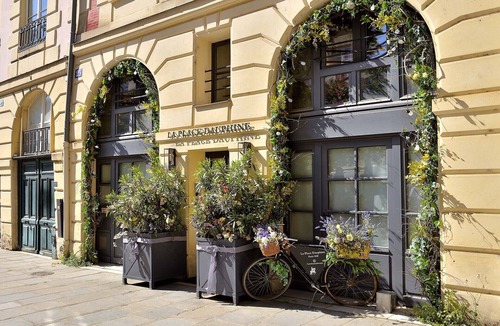 Paris City Center Apartment | Modern & Luxurious Split-Level on Ile de la Cite, Perfect for 4!