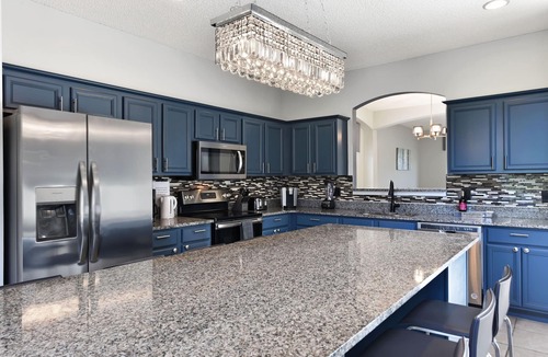 West Kissimmee Villa | ✦Modern Luxury Villa✦5 min2Disney✦Movie Room✦South-facing Pool/Spa✦Themed Rooms