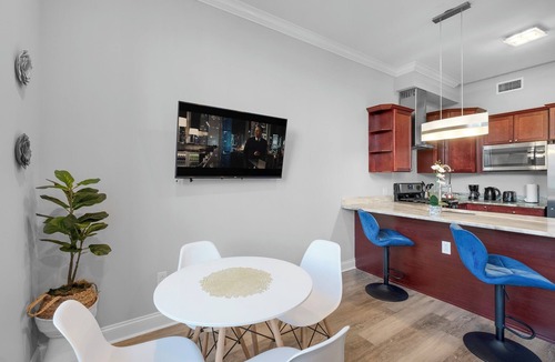 Olde Kensington Apartment | Modern Northern Liberties 1-Bedroom - Rooftop Pool, Gym & Concierge