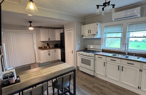 Town of Sullivan House | Modern Onieda Lake Cottage - 2 Queen beds w/Lake access