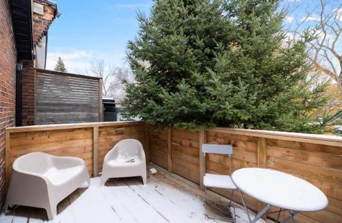 Parkdale Apartment | Modern Parkdale Getaway 1-Bedroom Parking