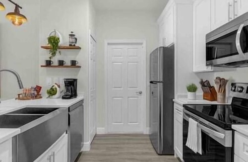 Sunset Ridge House | Modern Retreat 4BR | BBQ | PETS | 15 mi to Disney